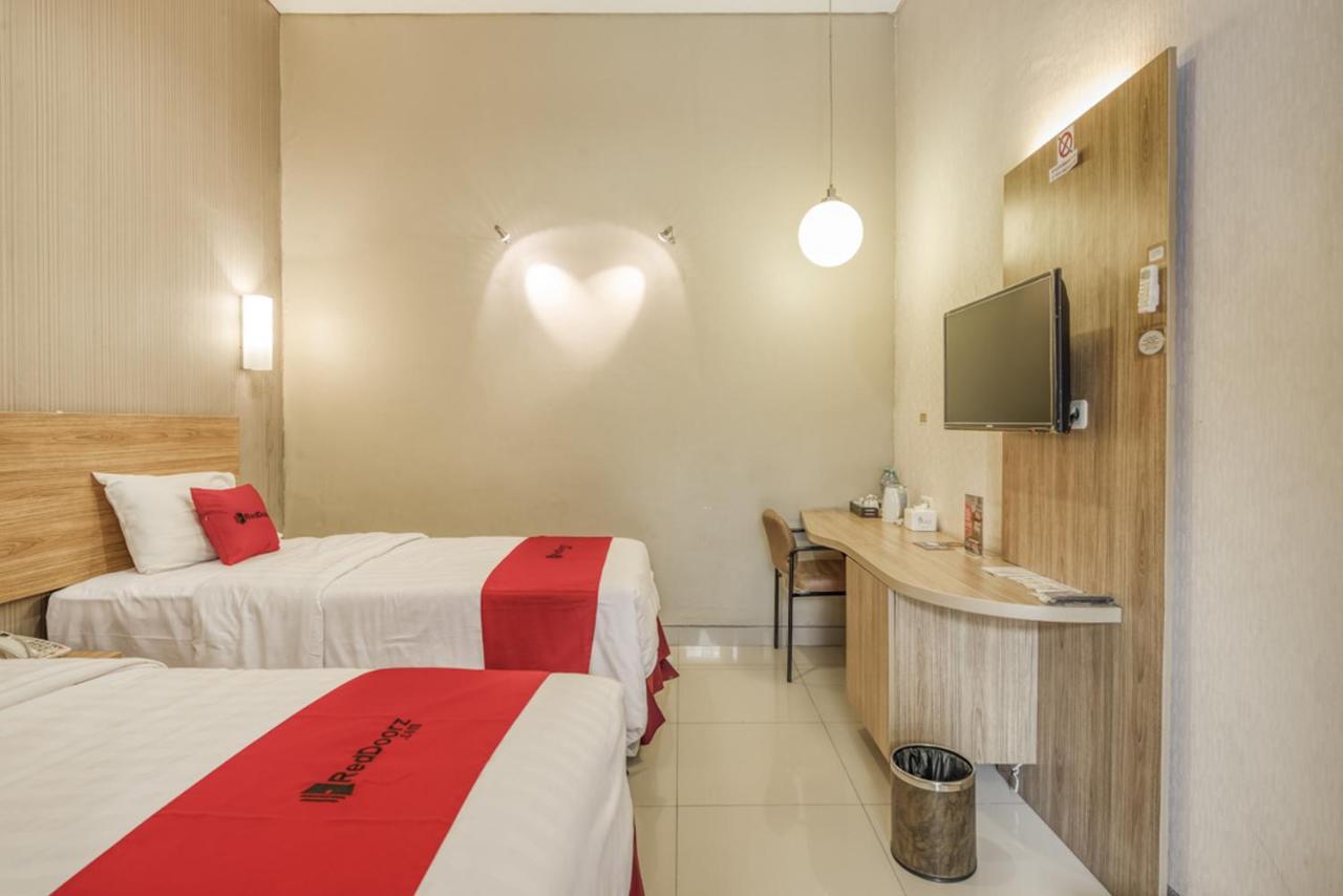 Reddoorz Syariah Near Terminal 1 Juanda Airport Hotell Surabaya Eksteriør bilde